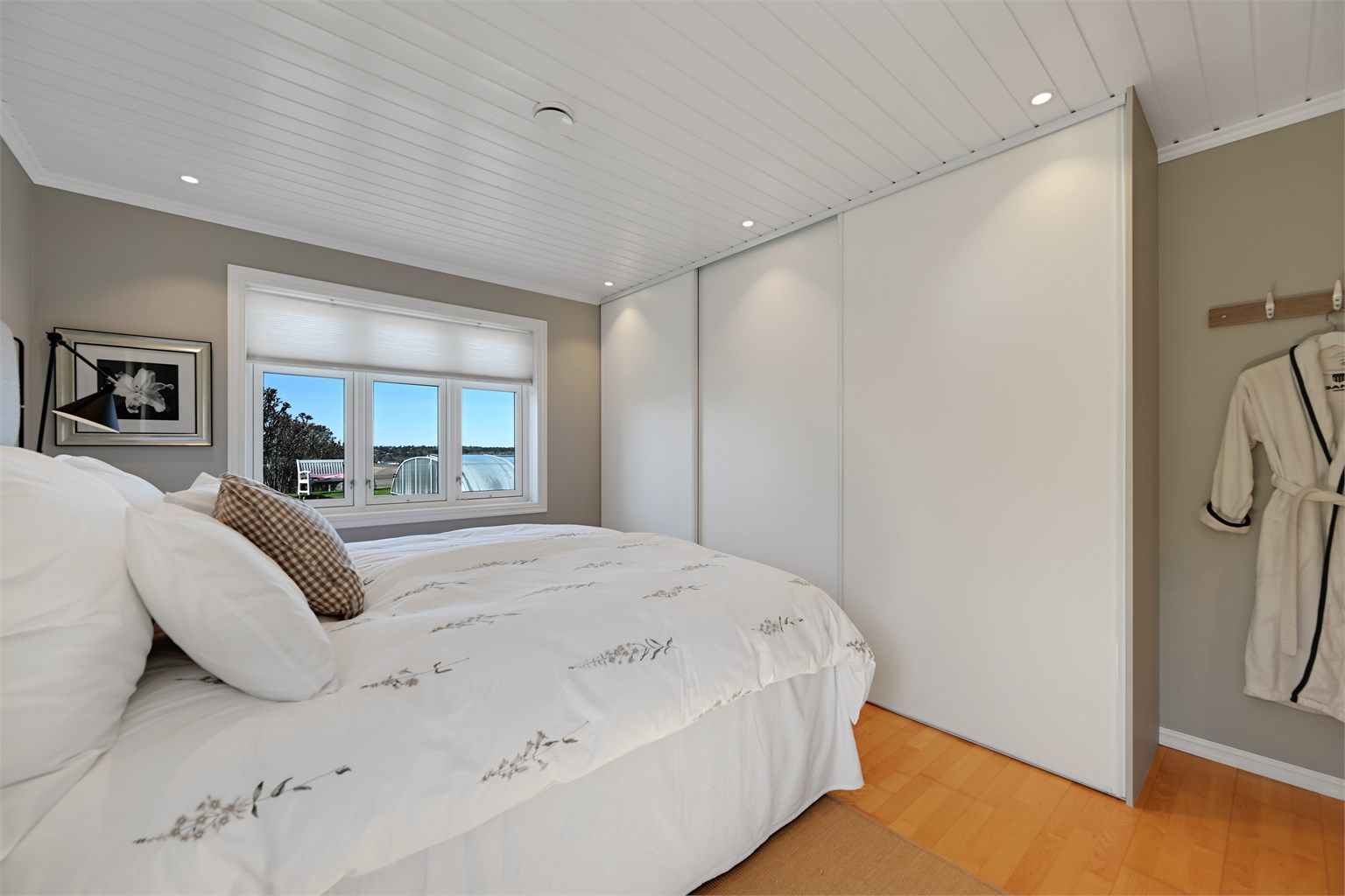 Rommet har en stor skyvedørsgarderobe som gir rikelig med oppbevaringsplass.