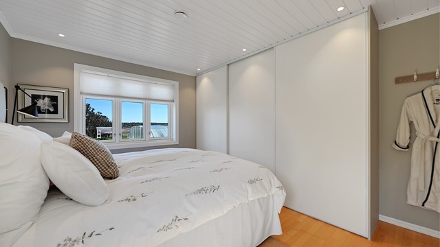 Rommet har en stor skyvedørsgarderobe som gir rikelig med oppbevaringsplass.