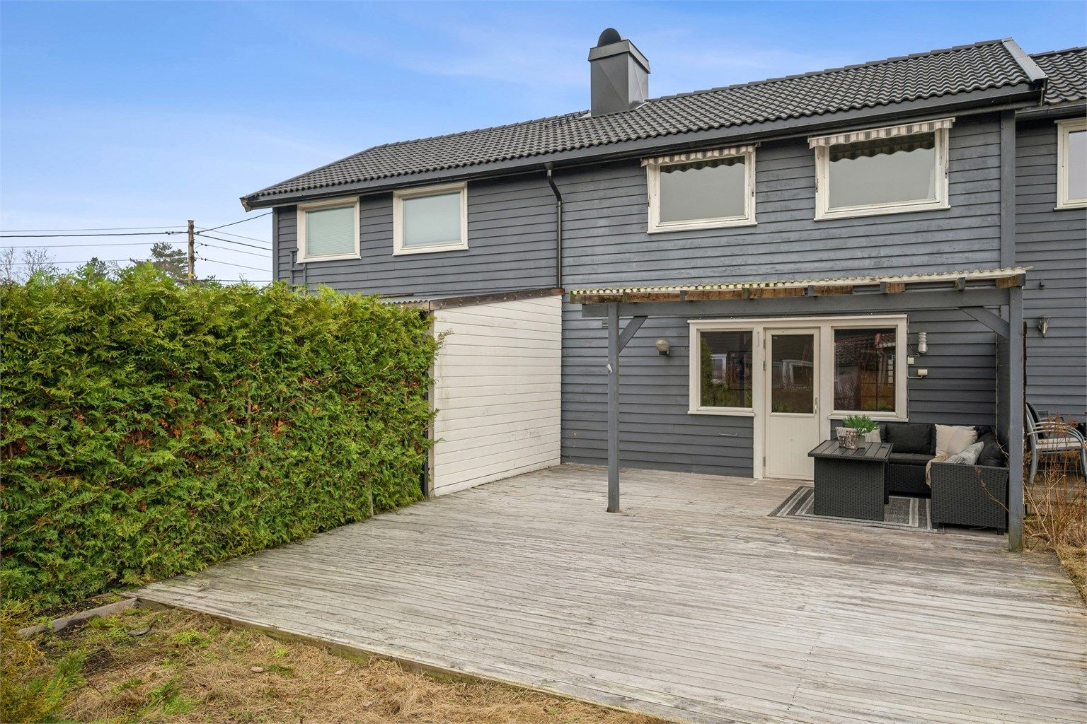 Her er det rikelig med plass til flere sittegrupper og grill, perfekt for å samle venner og familie til hyggelige sammenkomster.