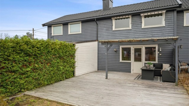 Her er det rikelig med plass til flere sittegrupper og grill, perfekt for å samle venner og familie til hyggelige sammenkomster.