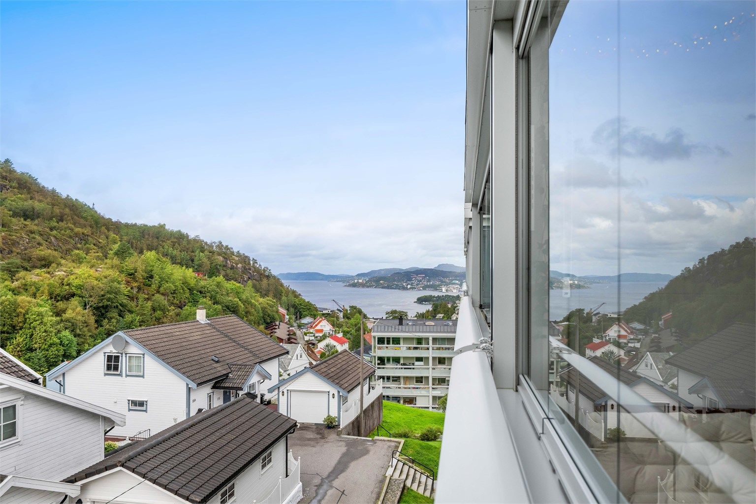 -Flott sjøutsikt fra denne balkongen-