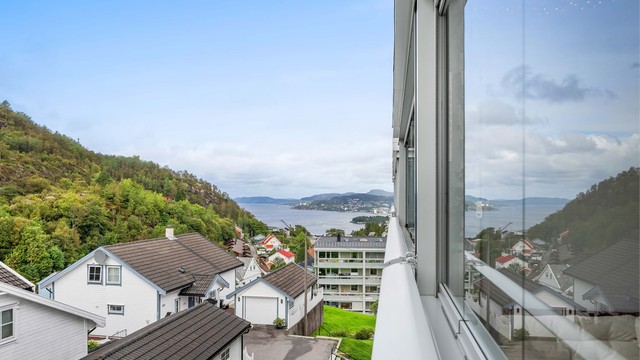 -Flott sjøutsikt fra denne balkongen-