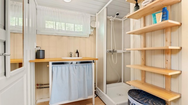 Badet er fra ukjent årstall og tilfredsstiller ikke dagens krav til våtrom. Rommet er i helhet gitt TG 3, men funksjonelt. Dusjkabinett begrenser vann på gulv og vegger.