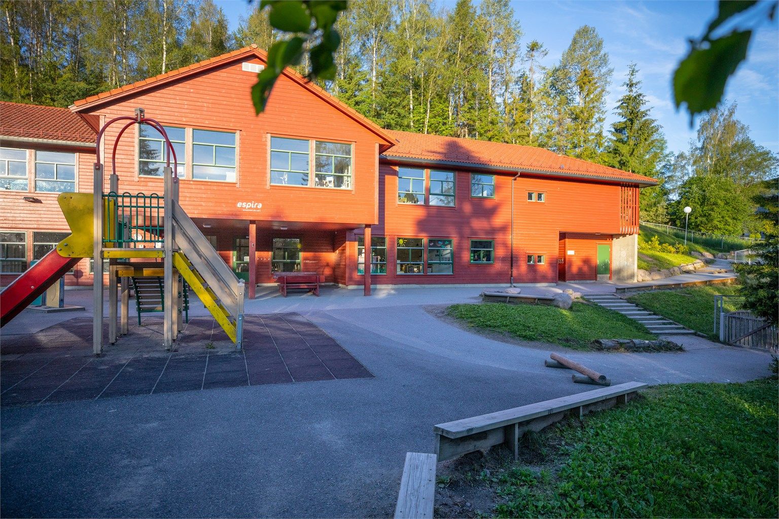 Flere barnehager i umiddelbar nærhet, inkludert Espira Snurrefjellet barnehage kun 4 minutter unna.