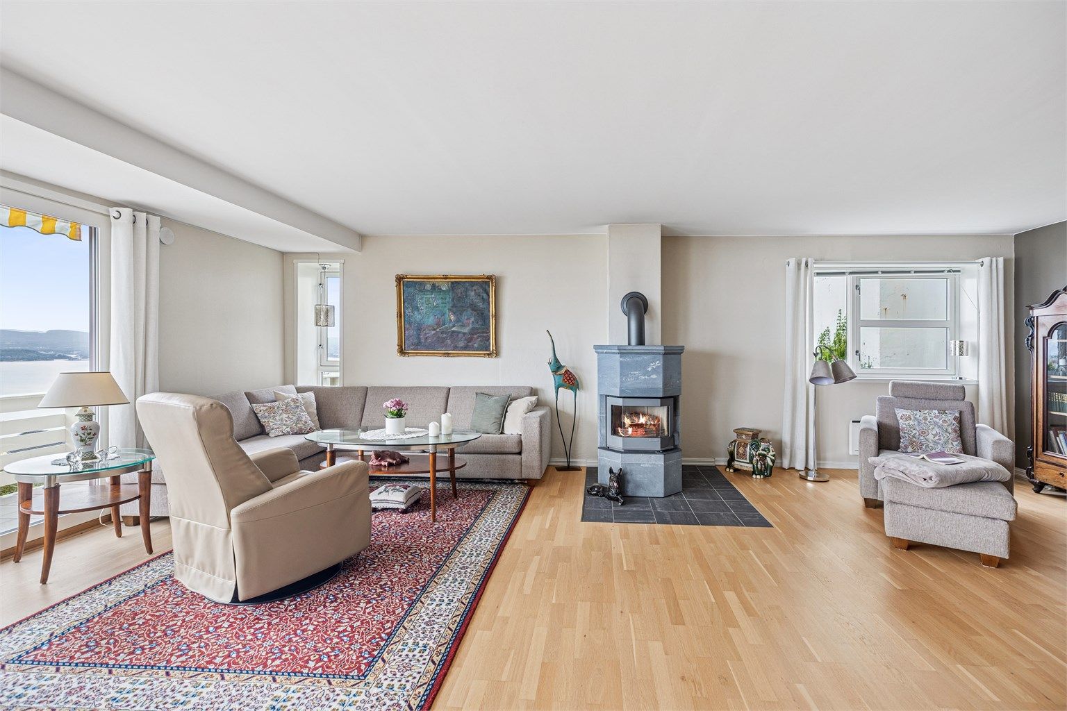 Romløsningen åpner for flere innredningsmuligheter og har god plass til både sofagruppe, spisegruppe og ønsket møblement.