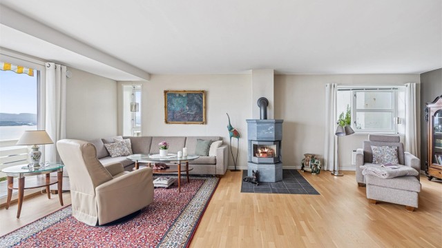 Romløsningen åpner for flere innredningsmuligheter og har god plass til både sofagruppe, spisegruppe og ønsket møblement.