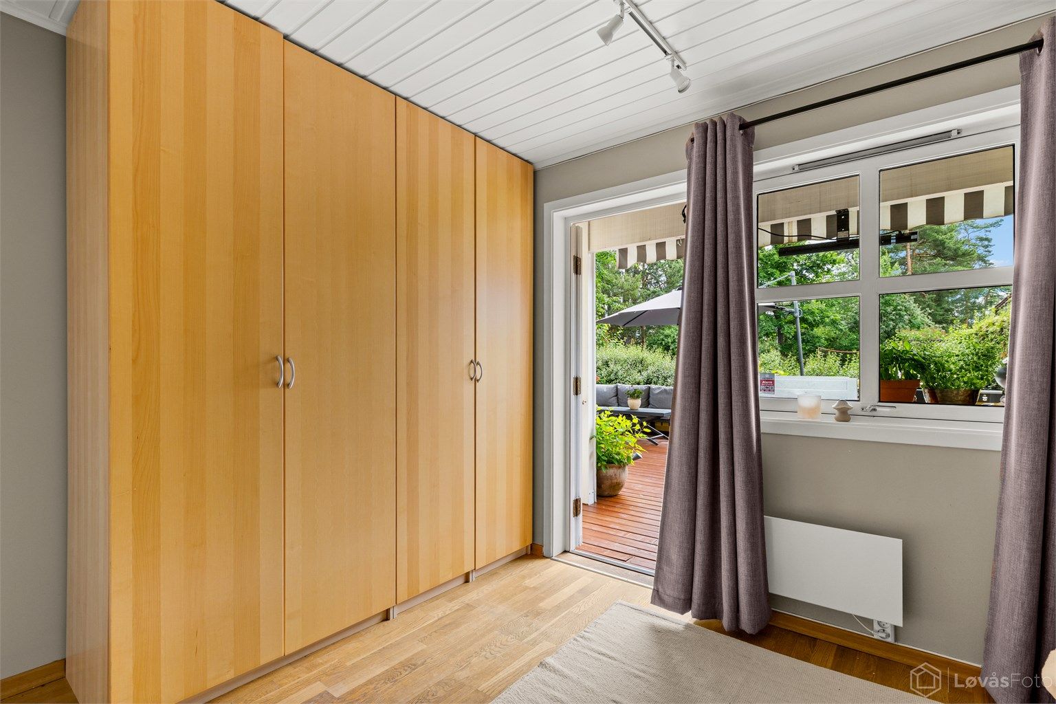 Direkte utgang til stor markterrasse og hage