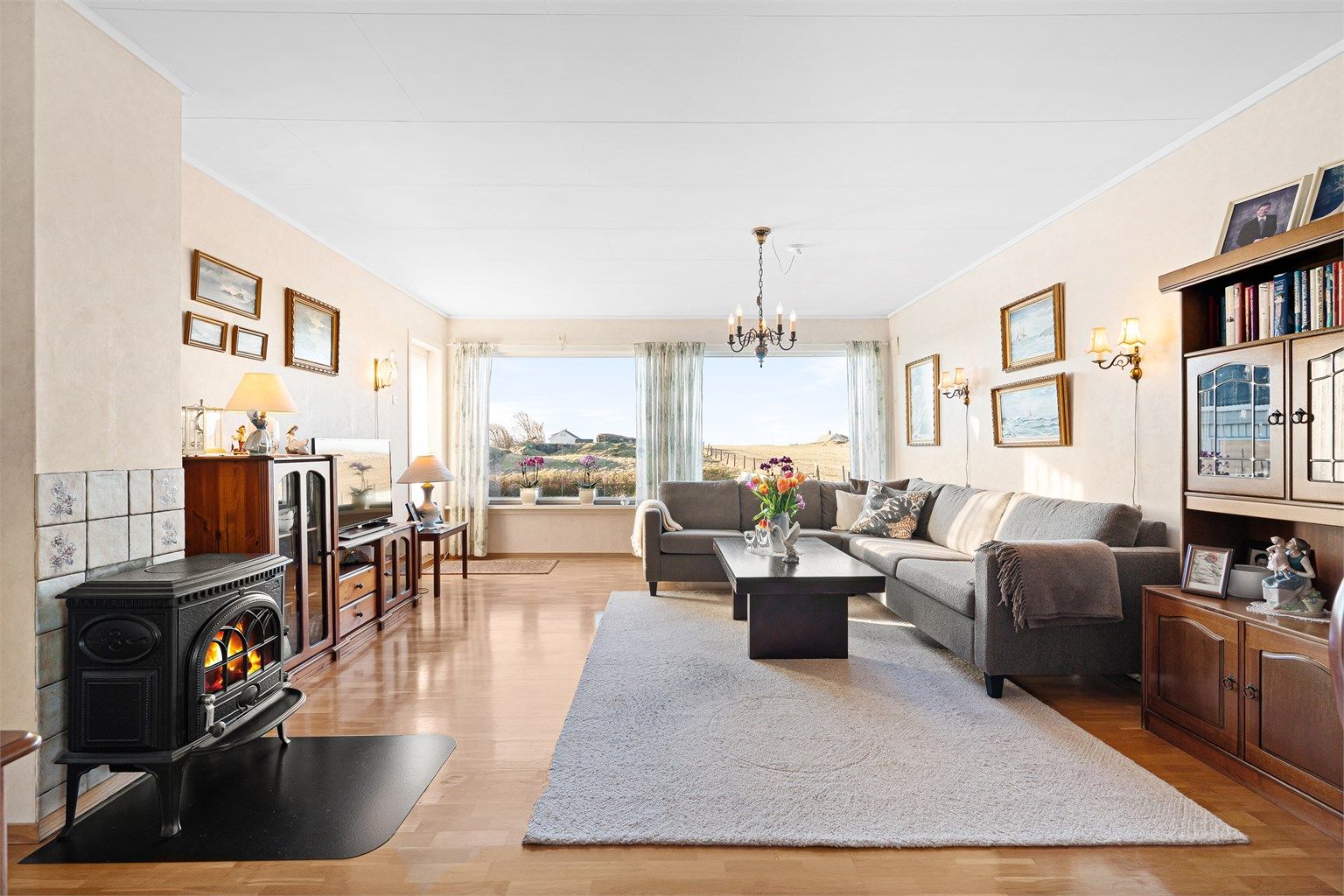 Lys og luftig stue med god plass til møblement.