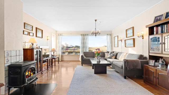 Lys og luftig stue med god plass til møblement.