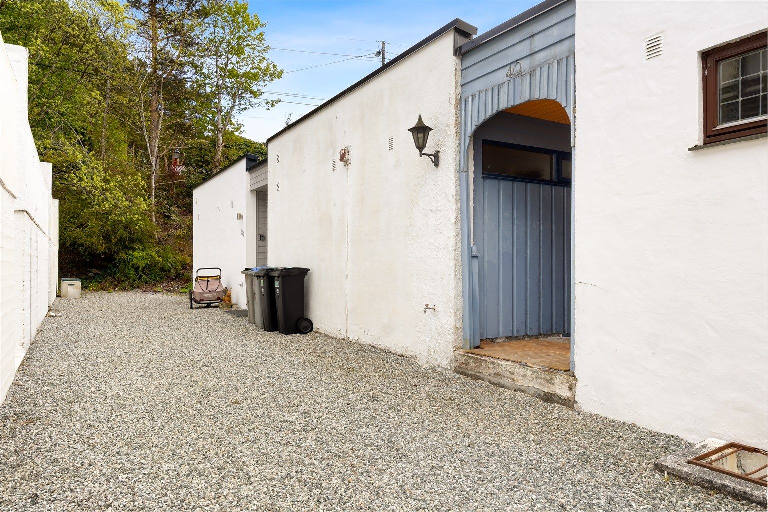 Inngangsparti. Boligen har eldre standard og rehabilitering må påregnes. (Foto: Stian Inderhaug)