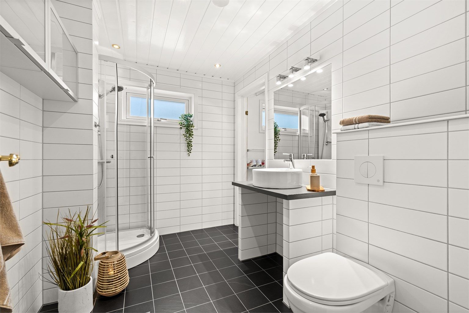 Bad/wc i 1 etg er i klassiske fargevalg og fremstår tidløst. Lun varme i gulvet fra elektriske varmekabler