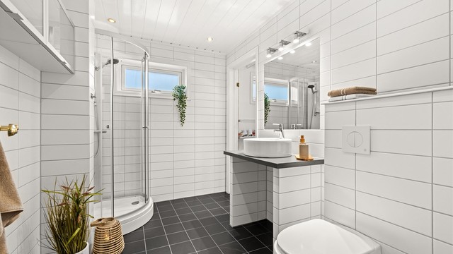 Bad/wc i 1 etg er i klassiske fargevalg og fremstår tidløst. Lun varme i gulvet fra elektriske varmekabler