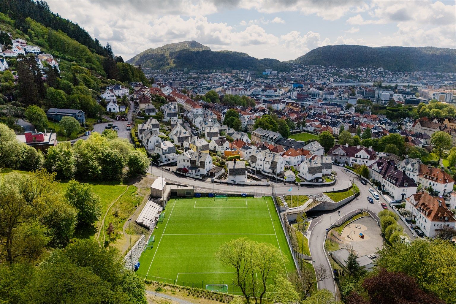 Mulebanen og den underjordiske idrettshallen ligger like i nærheten, mellom Fjellveien og Christinegården - Perfekt for en aktiv hverdag.
