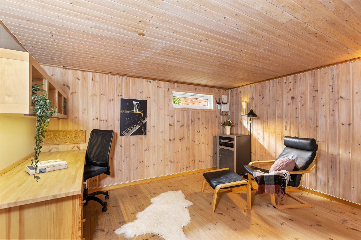 Rommet har panelte flater på vegger og tak samt lunt tregulv (ikke godkjent for varig opphold).