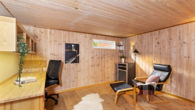 Rommet har panelte flater på vegger og tak samt lunt tregulv (ikke godkjent for varig opphold).