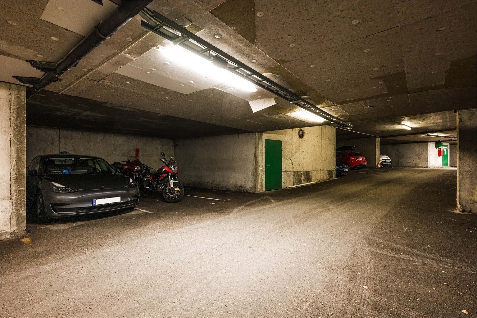 - Fast garasjeplass i felles anlegg, utstyrt med elbillader -