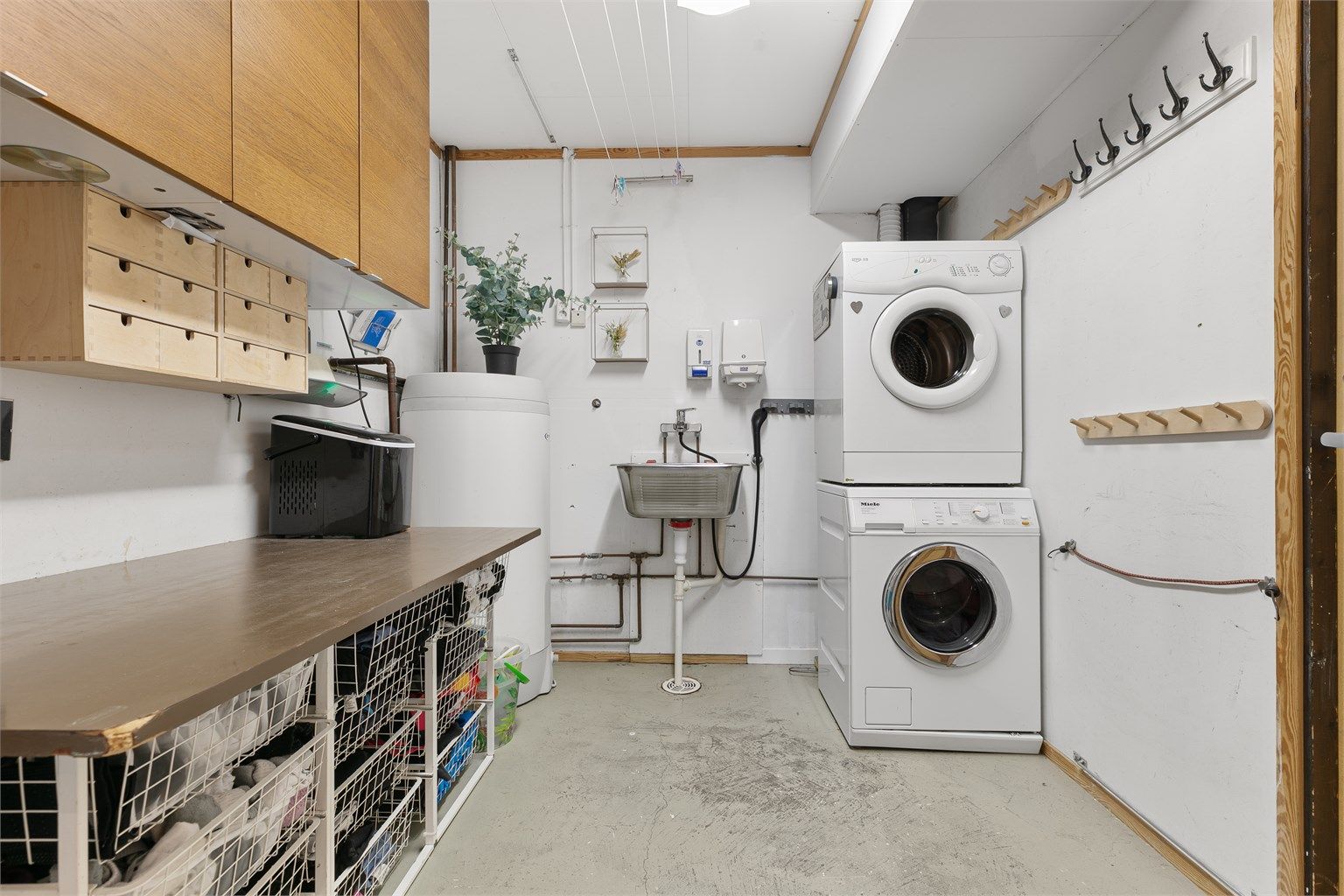 I underetasjen finner du en praktisk vaskekjeller med utslagsvask, opplegg for vaskemaskin og plass til tørketrommel.

