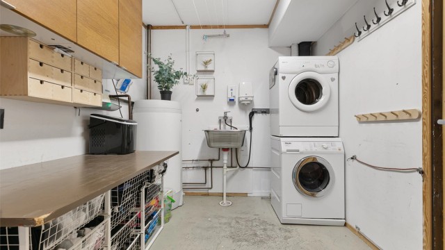 I underetasjen finner du en praktisk vaskekjeller med utslagsvask, opplegg for vaskemaskin og plass til tørketrommel.