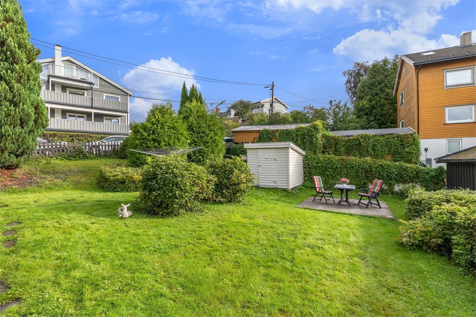 Hel tomannsbolig over tre plan m/ mye potensiale, frodig hage og en attraktiv beliggenhet