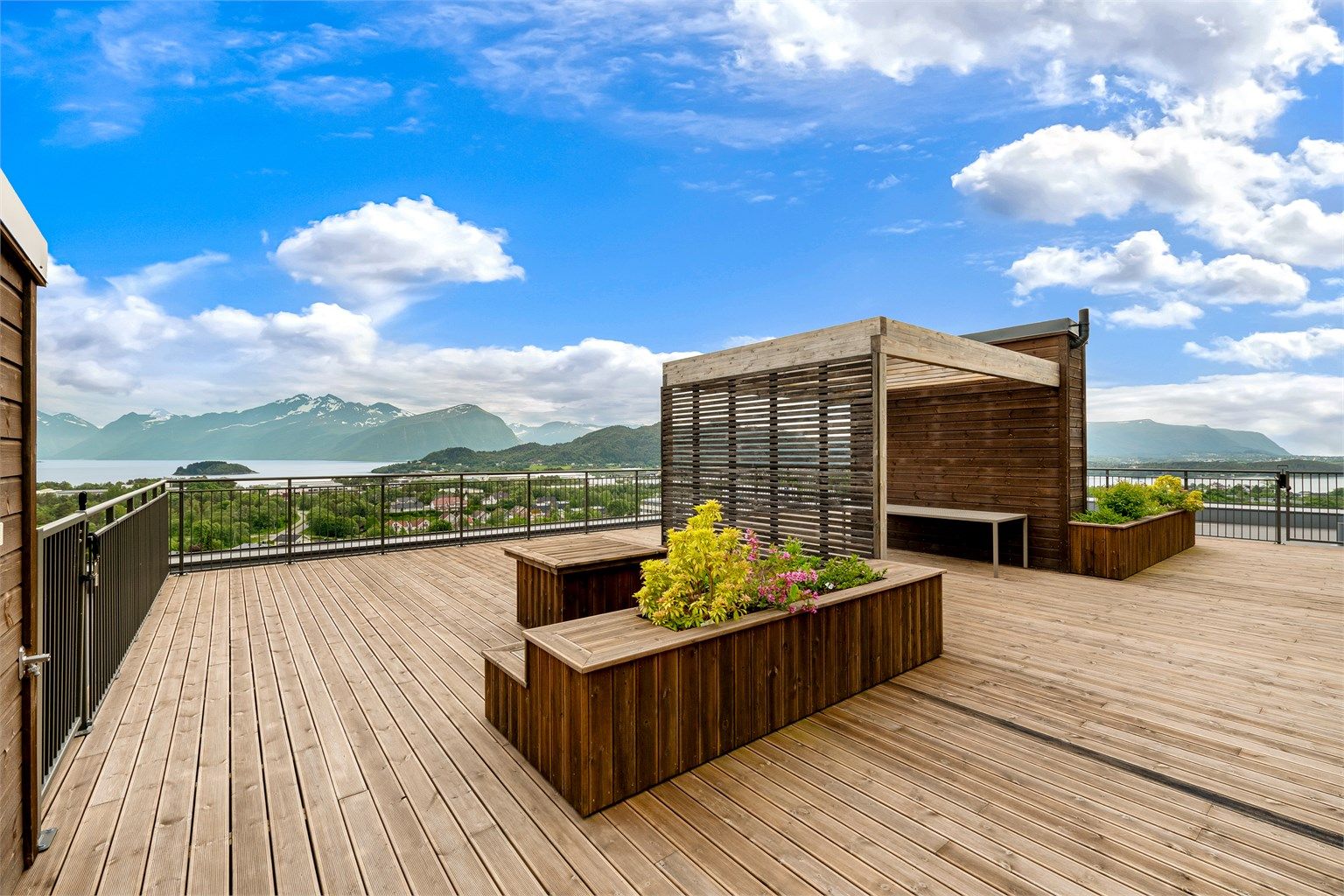 I blokken er det tillaget en flott takterrasse med nydelig utsikt mot syd, øst og vest. Her er det sol til ca. 23:00 midtsommer