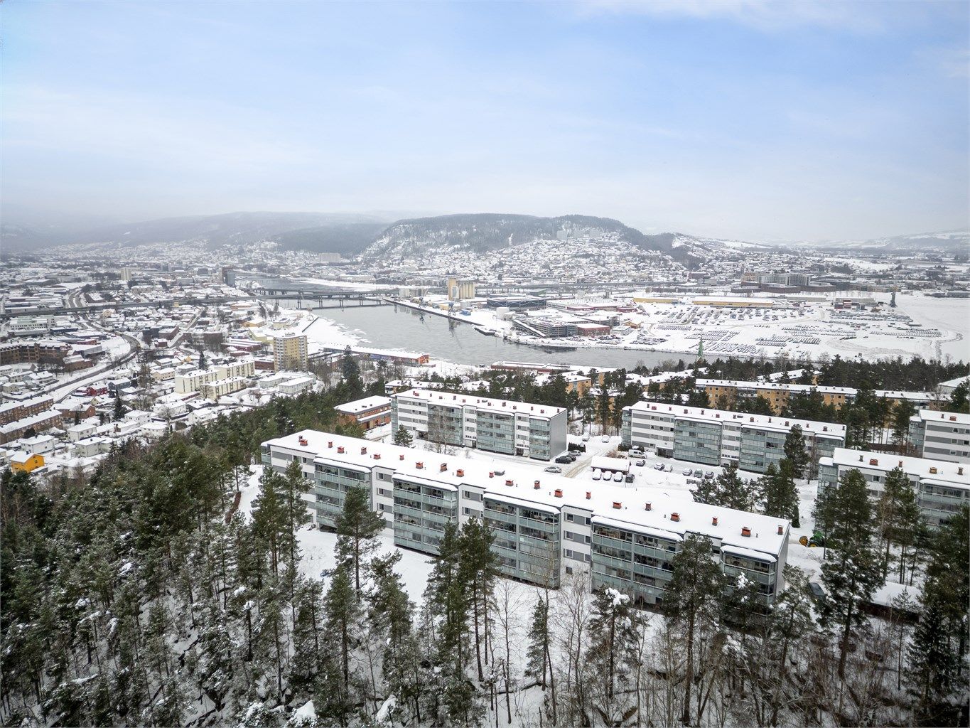 Leiligheten har utvendig parkering. Stort parkeringsområde ved boligblokken for beboere. Parkeringsplassene er ikke oppmerket og det er ingen faste plasser.