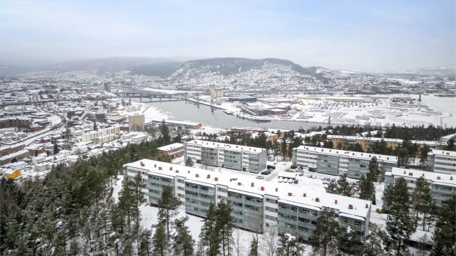 Leiligheten har utvendig parkering. Stort parkeringsområde ved boligblokken for beboere. Parkeringsplassene er ikke oppmerket og det er ingen faste plasser.
