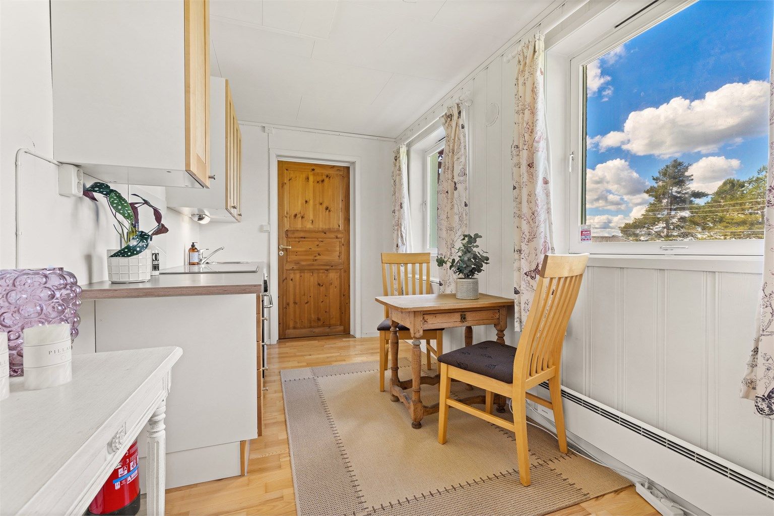 Kjøkkenkrok i hybelen med plass til et lite spisebord.