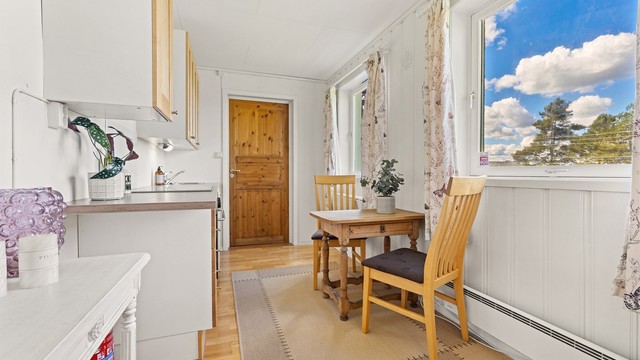Kjøkkenkrok i hybelen med plass til et lite spisebord.