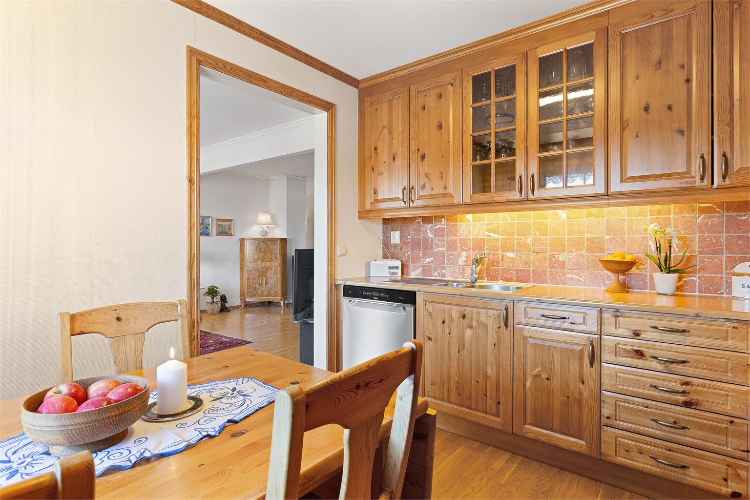 Flislagt felt på vegg over benkeplater av tre.