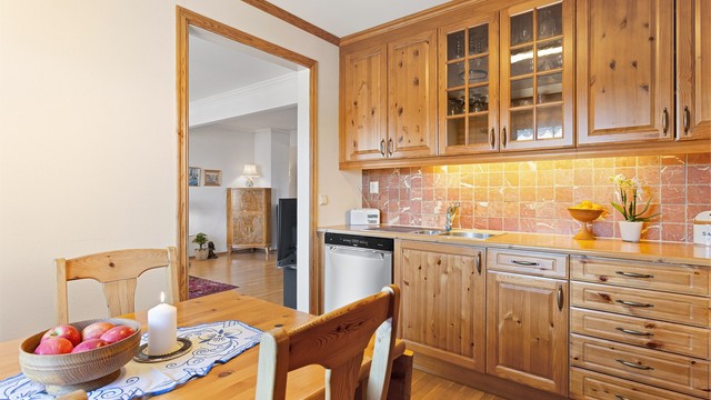 Flislagt felt på vegg over benkeplater av tre.