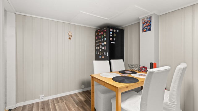 Rommet som ligger i direkte tilknytning til stuen er innredet med spiseplass. (Ikke godkjent til varig opphold).