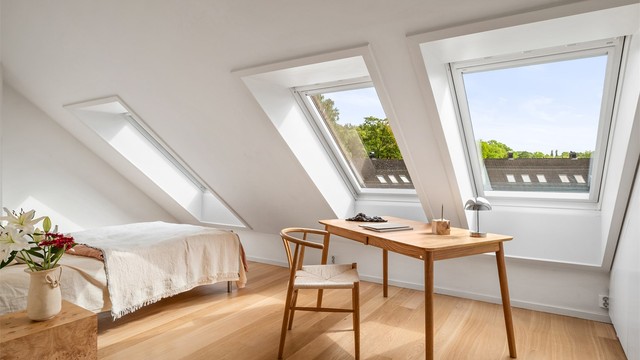 Hovedsoverommet har god plass til dobbeltseng, garderobeløsning og øvrig soveromsmøblement.