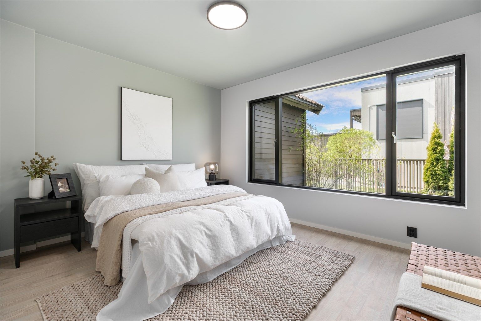 Et helt nytt master bedroom er etablert i første etasje, med omkledningsrom og bad en-suite.