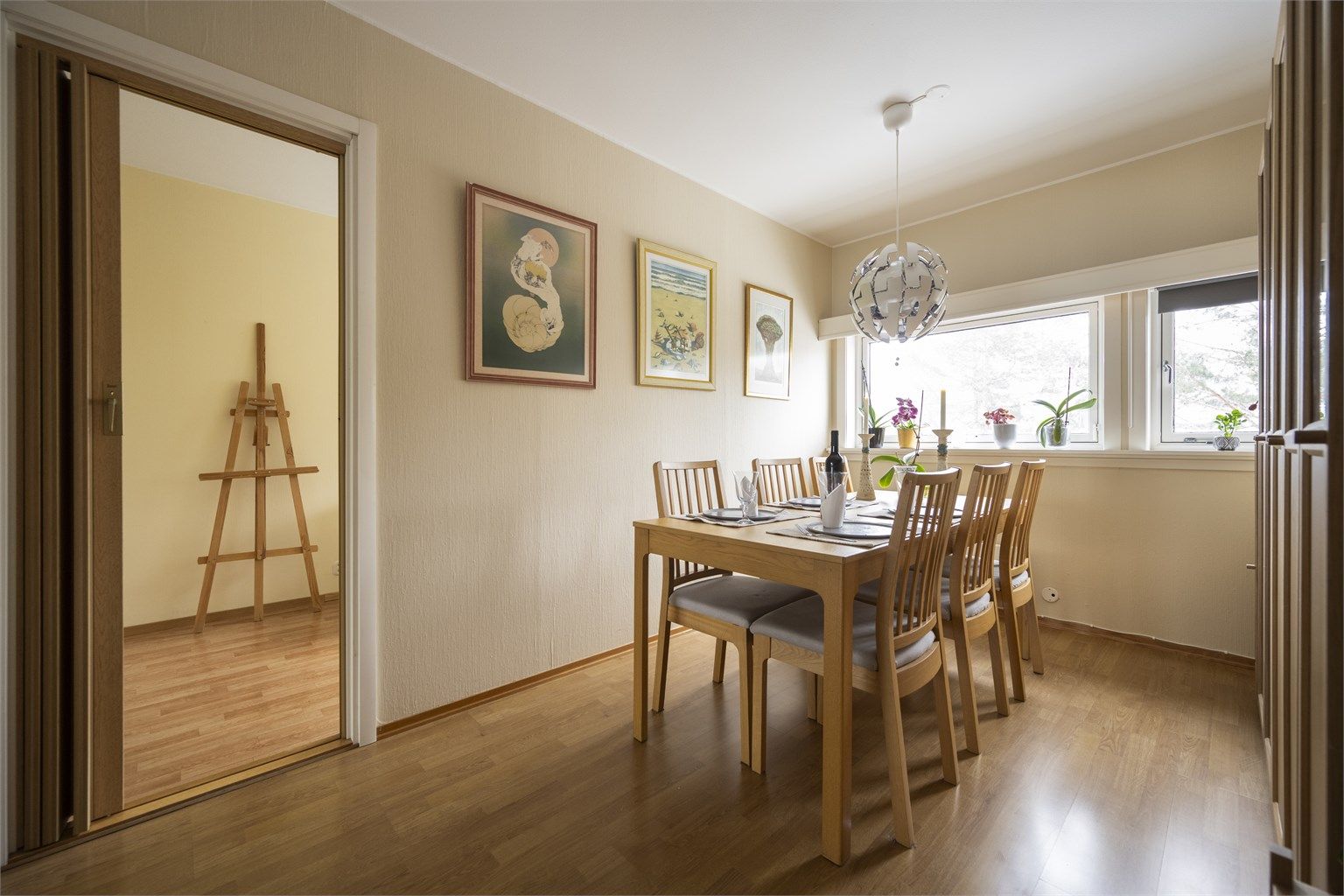 I fin overgang mellom stue og kjøkken er det også en naturlig plass for å innrede med et spisebord 