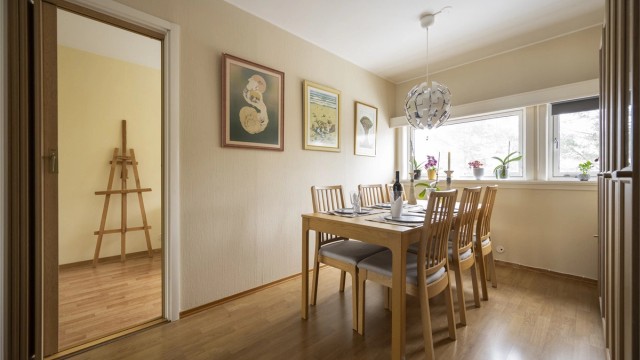 I fin overgang mellom stue og kjøkken er det også en naturlig plass for å innrede med et spisebord