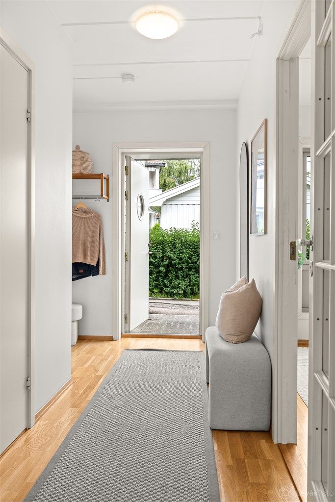 Entré/gang med egen direkte inngang. Utenfor ytterdøren disponerer leiligheten en egen liten uteplass
