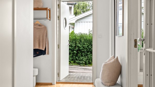 Entré/gang med egen direkte inngang. Utenfor ytterdøren disponerer leiligheten en egen liten uteplass