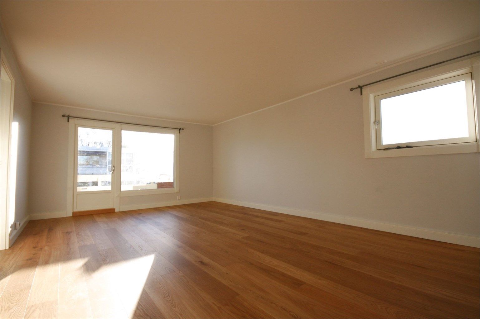 Stor pen stue med plass til både spisestue og sofadel. Kommet ny skyvedør til balkong. 