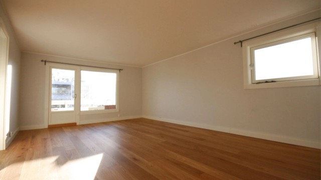 Stor pen stue med plass til både spisestue og sofadel. Kommet ny skyvedør til balkong.