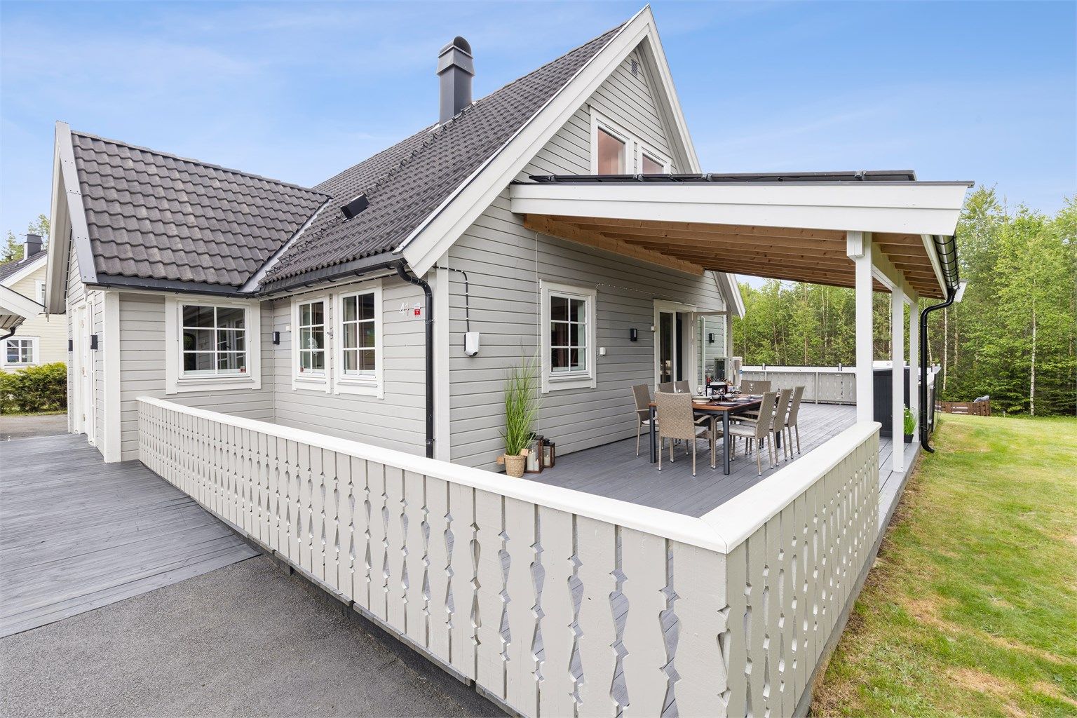 Stor terrasse – et ideelt sted for felles måltider og avslappende sommerdager.