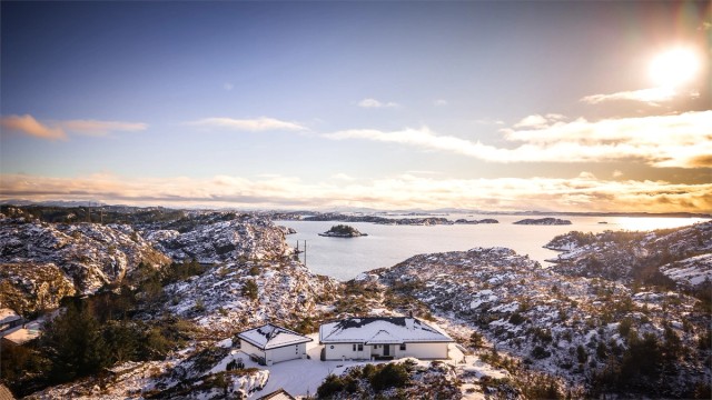 - En drømmebolig innerst i blindvei. Her får man virkelig følelsen av å bo helt for seg selv, tett på natur og sjø. -