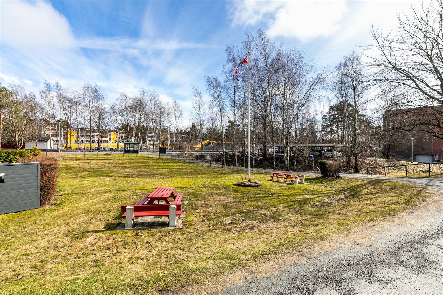 Fellesarealene rundt blokkene holdes velstelt i regi av borettslaget.