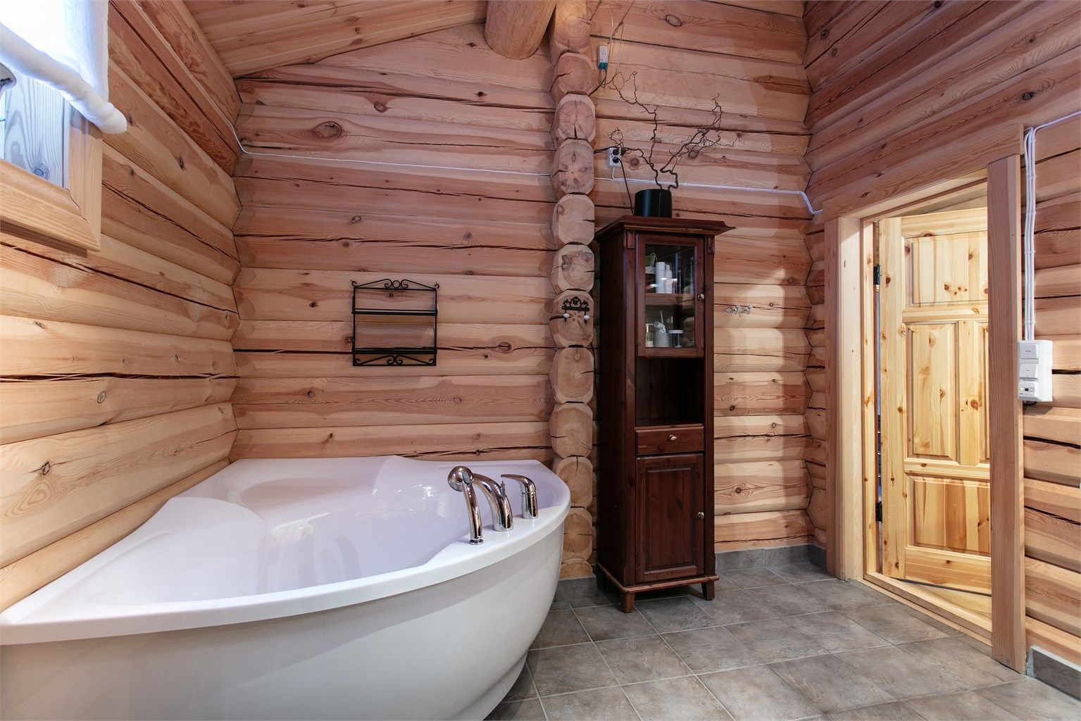 Det er skråhimling og god takhøyde på badet