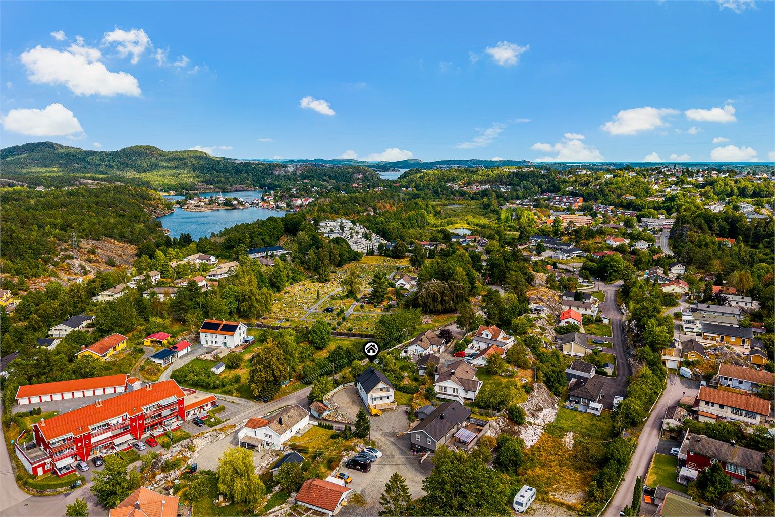 Dagligvarebutikk finner du i umiddelbar nærhet. Herfra er det gangavstand til sentrum, ca. 15 min, samt til sjøen, idrettsplass, skoler og barnehage. Det er også fine turområder i umiddelbar nærhet.