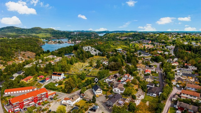 Dagligvarebutikk finner du i umiddelbar nærhet. Herfra er det gangavstand til sentrum, ca. 15 min, samt til sjøen, idrettsplass, skoler og barnehage. Det er også fine turområder i umiddelbar nærhet.