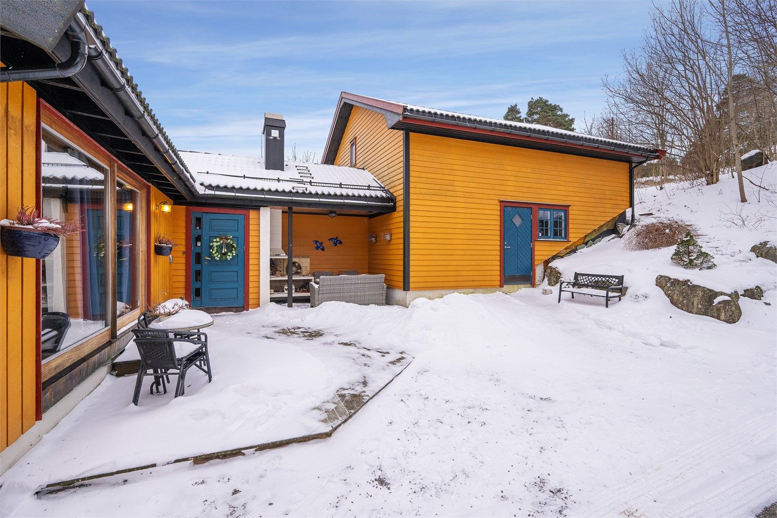 Eiendommen er matrikkelført som tomannsbolig, men fremstår i dag som en romslig og attraktiv enebolig med egen utleiedel. Denne leiligheten er ikke godkjent som separat boenhet.