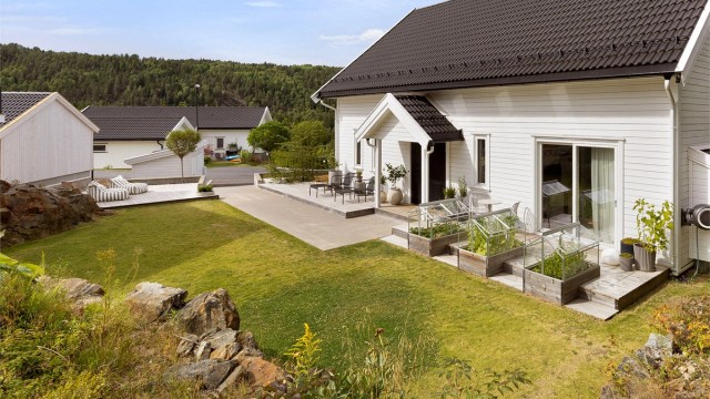 Koselig hage ved inngangspartiet