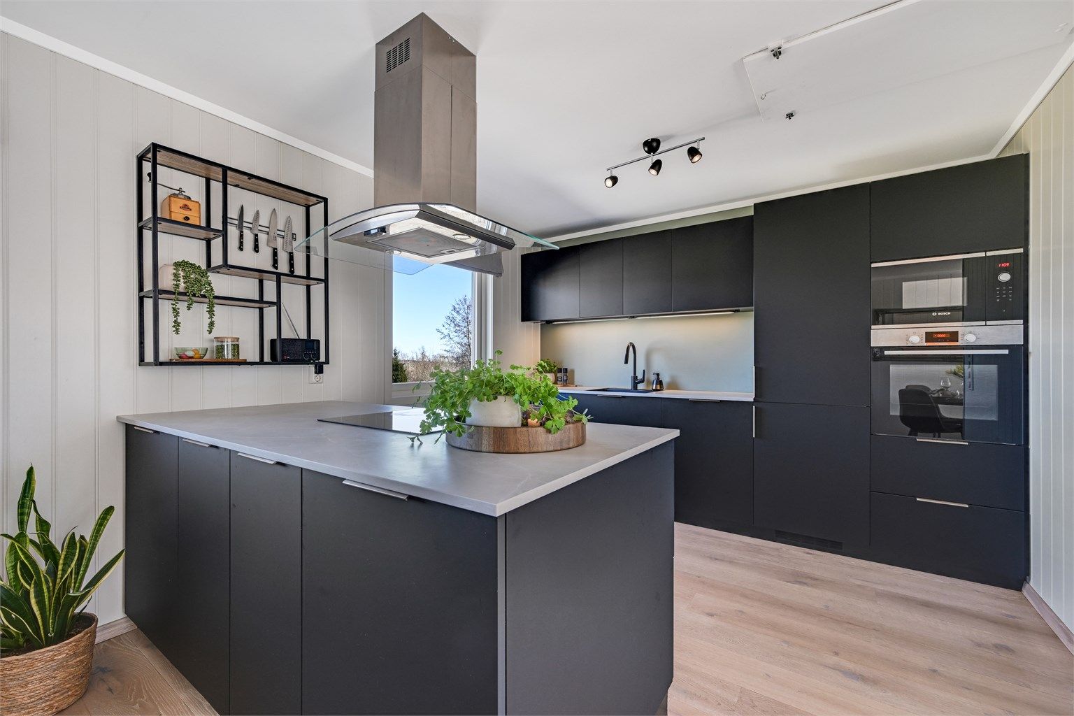 Boligen er både lys og innbydende med et moderne kjøkken i åpen løsning til stue, 2 soverom, kontor og et stilrent bad