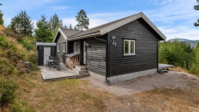 Overbygd inngangsparti og vedstabel klar for kalde kvelder.