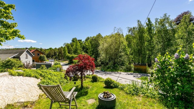 Utsiktspunkt syd i hagen. Store deler av eiendommen er elevert i forhold til gaten.